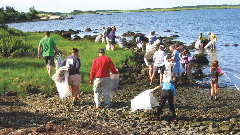 Allen's Neck Meeting Friends gather rockweed for clambake, 2014. Courtesy Joseph E. Ingoldsby.